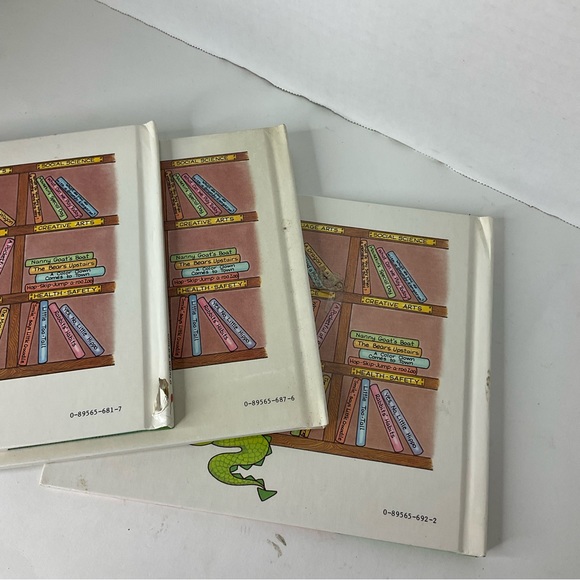 Set of 3 Vintage Magic Castle Books - Picture 5 of 7